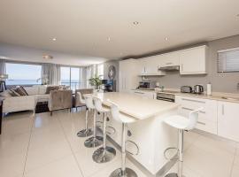 Spacious apartment with a stunning sea view terrace, hotel a Bloubergstrand