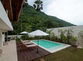 Villa Svara Amed - 4BR Luxury Villa w Ocean Views