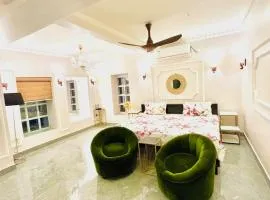 Ballygunge 1000 sqft flat main road