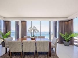 Luxurious penthouse with breathtaking sea views, hotel a Bloubergstrand