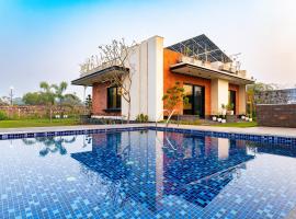 Prassanam Vatika Pet-friendly 2-BHK Hillside Villa with Private Pool & Expansive 1-Acre Garden โรงแรมในDhauj