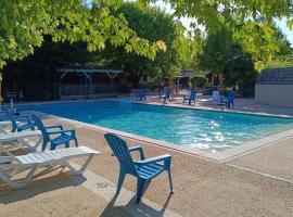 ZEcamping 3 étoiles - piscine chauffée haute saison, hotel din Antonne-et-Trigonant