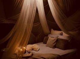 Lepiej trafić nie mogliście, prabangi stovyklavietė mieste Mierosz&oacute;w