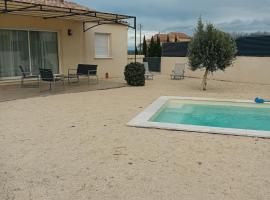 Maison avec piscine privée, 4 ch, 8 pers, Sud, Hotel in Salindres