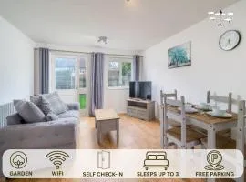 Crawley 1BR Apartment with Private Garden, Free Parking & Easy Airport Access