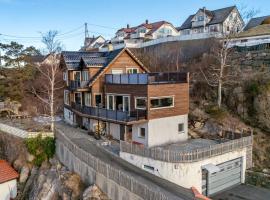 Luxury Seafront Villa with Panoramic Views, hotel a Veland