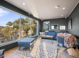 Luxury Seafront Villa with Panoramic Views, hotel i Veland