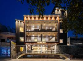 Perfectstayz Om Palace - Near Prem Mandir with Parking, hótel í Vrindāvan