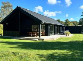 Modern Holiday Home Near Vesterløkken Beach, hótel í Tanderup