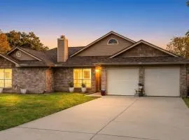 Cozy 3BR Home Escape, Modern & Serene