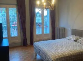 Duplex Atypique avec 5 Chambres Privées