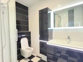 Duplex Atypique avec 5 Chambres Privées