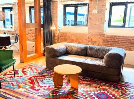 Charming basement city apartment, hotel en Odense