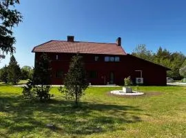 Suur ja Hubane maja, Saaremaal