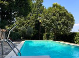 Dimora Vista Lago Con Piscina、レーザのホテル