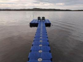 Gayadelphie jungle and sea house – hotel w mieście Tucker Bight