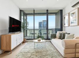 Waterfront 2-Bedroom Apartment with Pool, Gym & Free Parking, hotel v Melbourne