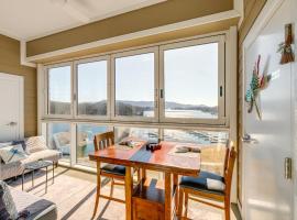 Top-Floor Balcony and Serene Views Huddleston Condo, Hotel in Huddleston