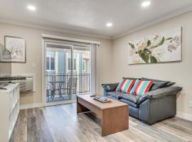 Shop, Hike and Sip Wine Pleasanton Gem with Balcony!, Hotel in Pleasanton