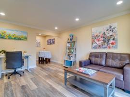 Couples Retreat 2 Mi to Dtwn Pleasanton!, hotel i Pleasanton