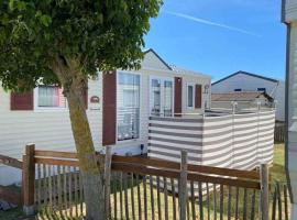 NORDSEE-GLAMPING Mobilheim Chalet 2416, готель у місті Бреден