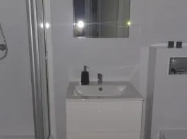 Mieszkanie czteroosobowe z łazienką i aneksem kuchennym