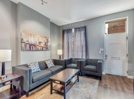 Settle into Soulard 6 Bedrooms 4 full baths, hotell i Soulard