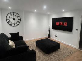 Modern Spacious Home Contractor Friendly LUXE, hotel v mestu Dudley