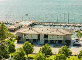 Lago Dorato Marina Lodge - Lakefront