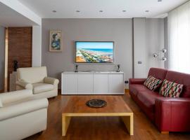 Charming beach front apartment, hotel a Viareggio