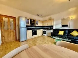 Spacious 1 Bed Flat - Free Parking - Quiet Area