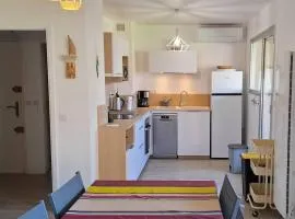 Appartement rénové 2021 avec balcon et garage, proche golf, 3 pièces, 6 couchages, Le Lavandou. - FR-1-251-425