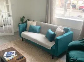 Business & Family Friendly 6 Bed Stay with Garden - Free Parking - Fast Wi-Fi and workspace - London & Essex Links