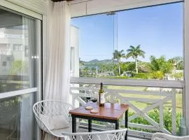 Piscina e vista linda: na beira da Lagoa e muito perto das praias