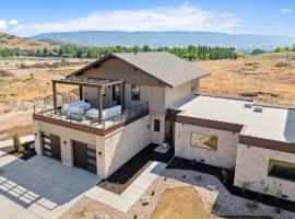Chalet-Inspired Luxury Retreat Sleeps 14, hotel di Midway City
