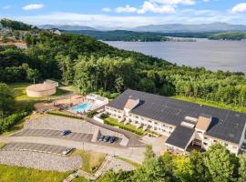 Cedar Lodge Condo with Loft and private balcony, хотел в Лакония