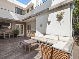 Stunning Art Deco Villa - 1 Block from the Beach
