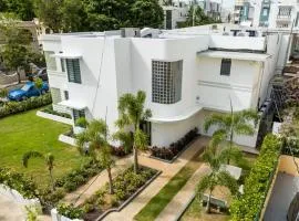 Stunning Art Deco Villa - 1 Block from the Beach
