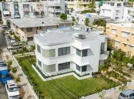 Stunning Art Deco Villa - 1 Block from the Beach