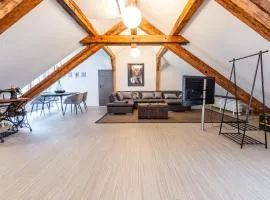Black Apartment - Large Spacious One Bedroom Penthouse Loft