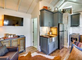 Pensacola Tiny House < 1 Mi to Bayview Park!, hotel in Pensacola