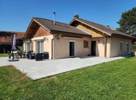 Spacieuse maison de vacances avec piscine à Arenthon, hotel em Arenthon