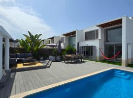 Trevo Beach House - Villa with Private Pool, Hotel in Bicas