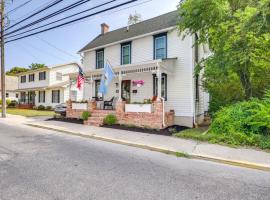 Historic Milton Gem with Deck and Modern Touches, готель у місті Milton