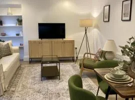 Richmond High Street Retreat – Station Steps Away