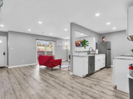 Spacious 2BR Condo close to Restaurants and Nightlife with WiFi, khách sạn ở Arlington