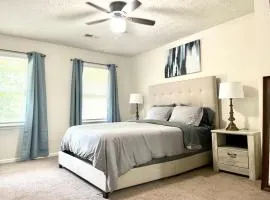 Getaway Home, Huge Yard and Smart TVs in All Rooms