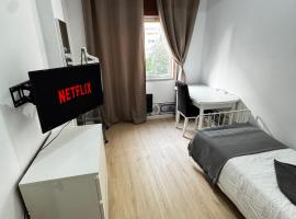 Single Room near Lisbon & Sintra, готель у місті Келуш