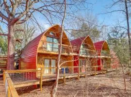 Mtn Cabin 1 Mi to TIEC Outdoor Kitchen and Fire Pit