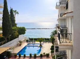 Beach Front View Apartment Sea Pool & Prime Location